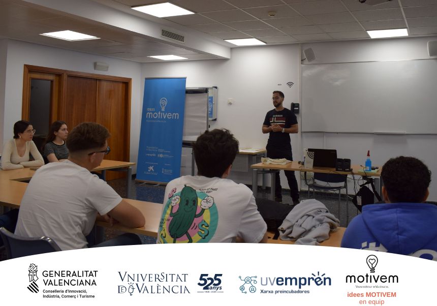 Profesor impartiendo una clase de emprendimiento